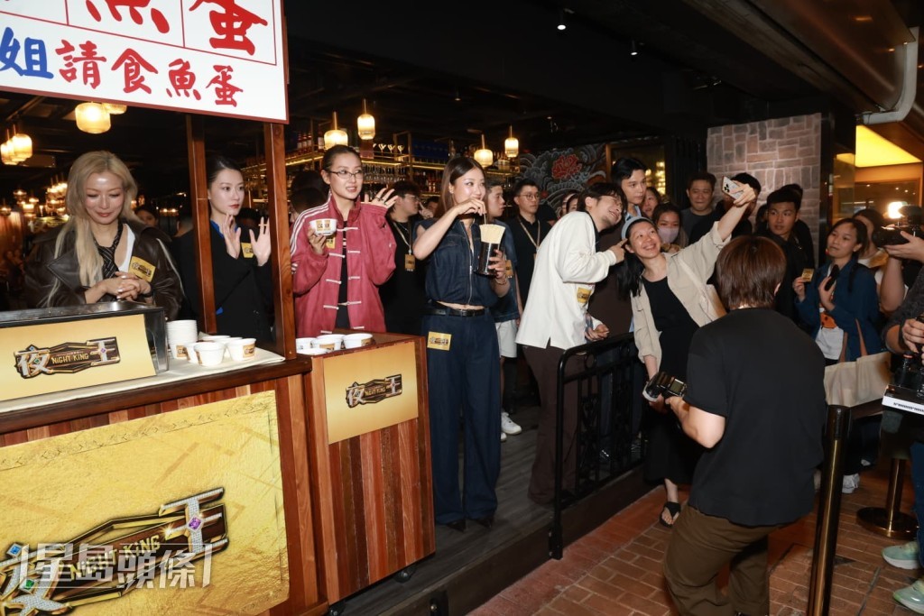 何啟華（Dee）與現場觀眾合照。