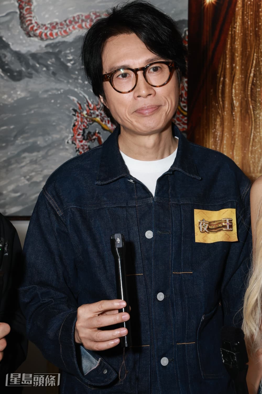 提及被吳鎮宇兒子拍照，黃子華自嘲照片中的自己似「廢老」。