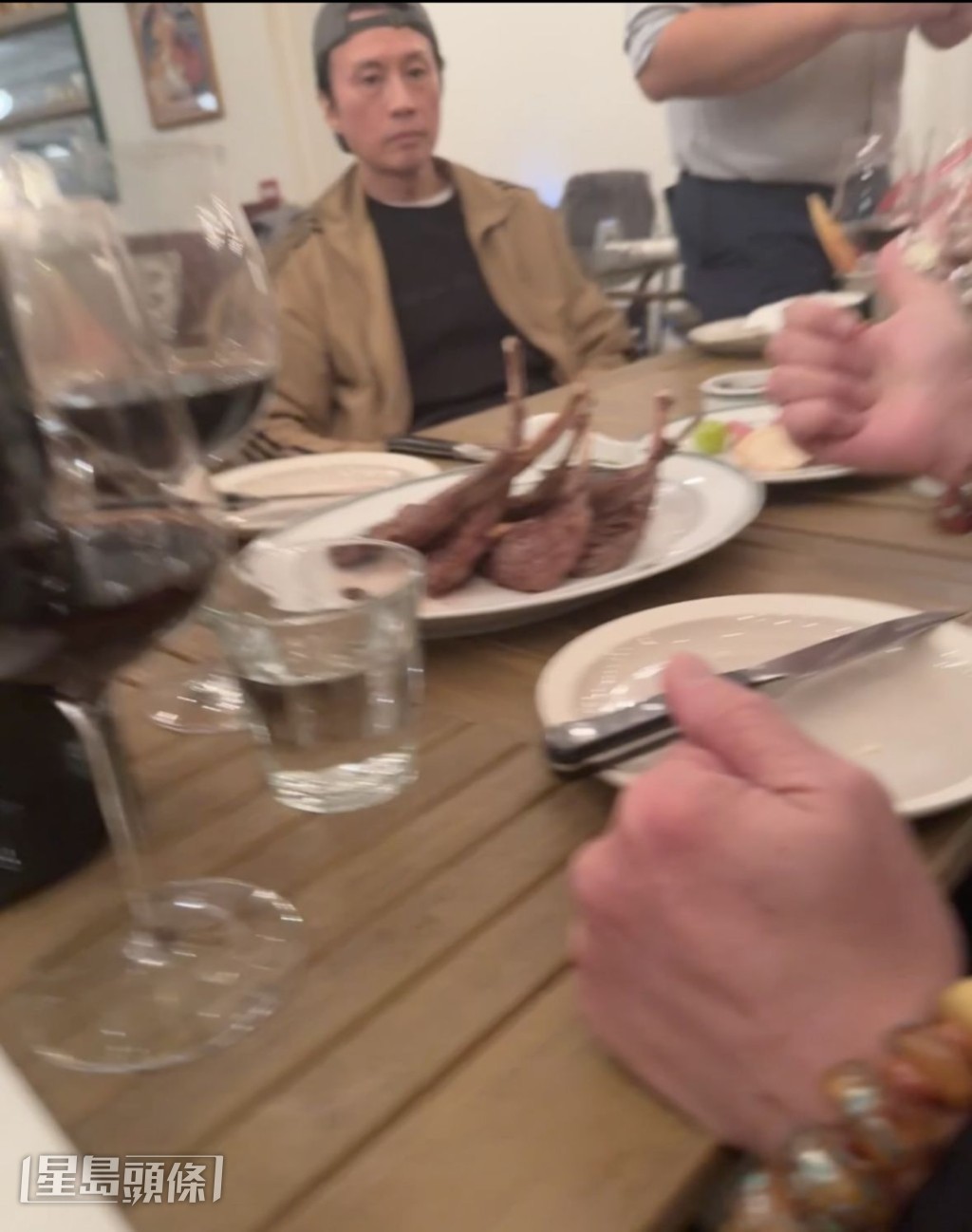 吳鎮宇兒子吳費曼於社交網分享父親與好友黃子華、張達明的飯聚合照。