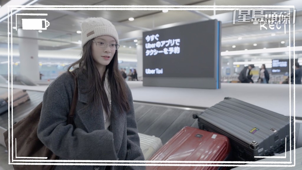 Cloud在機場提取行李。