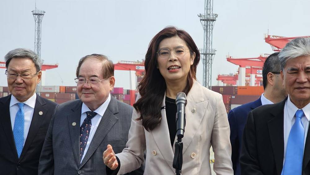 國民黨主席鄭麗文轉抵北京 預料將與習近平會面