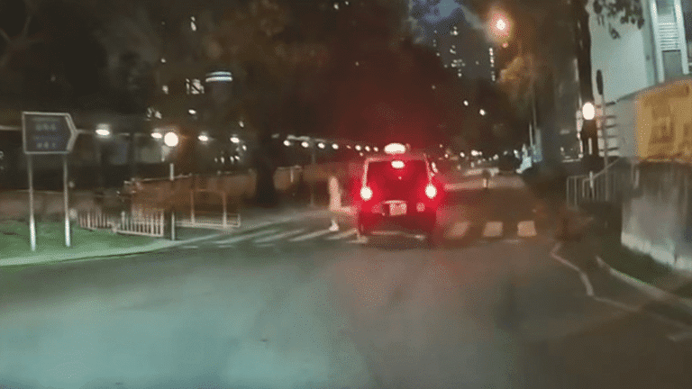 屯門的士斑馬線前未減速 險撞橫過馬路男童