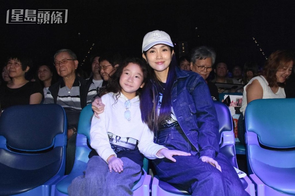 謝安琪母女坐在觀眾席前排中央位置。