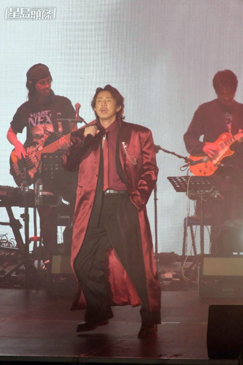 張繼聰身穿棗紅色長褸亮相舞台。