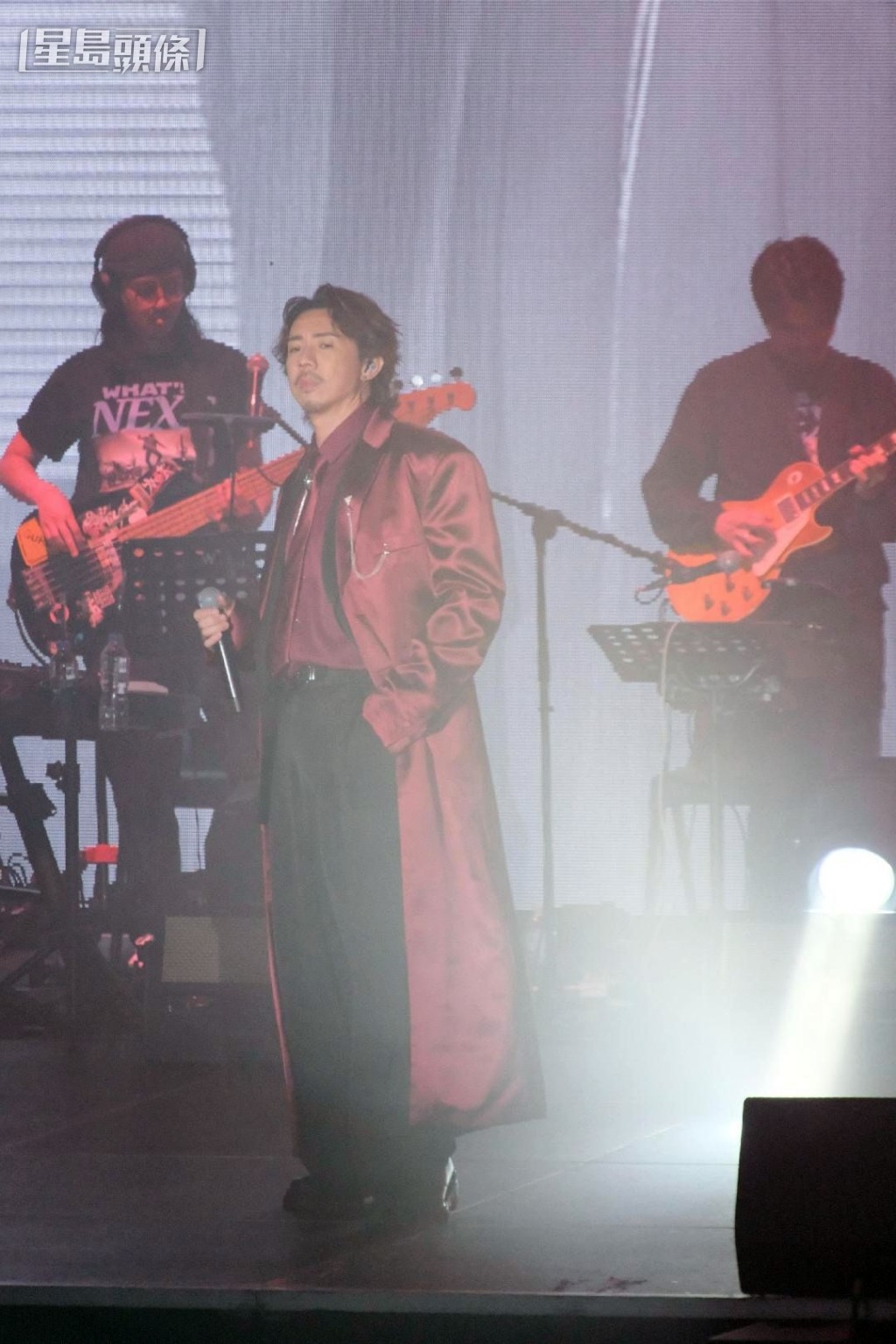 演唱會以《Gimme A Break》、《半江紅》等歌曲揭開序幕。