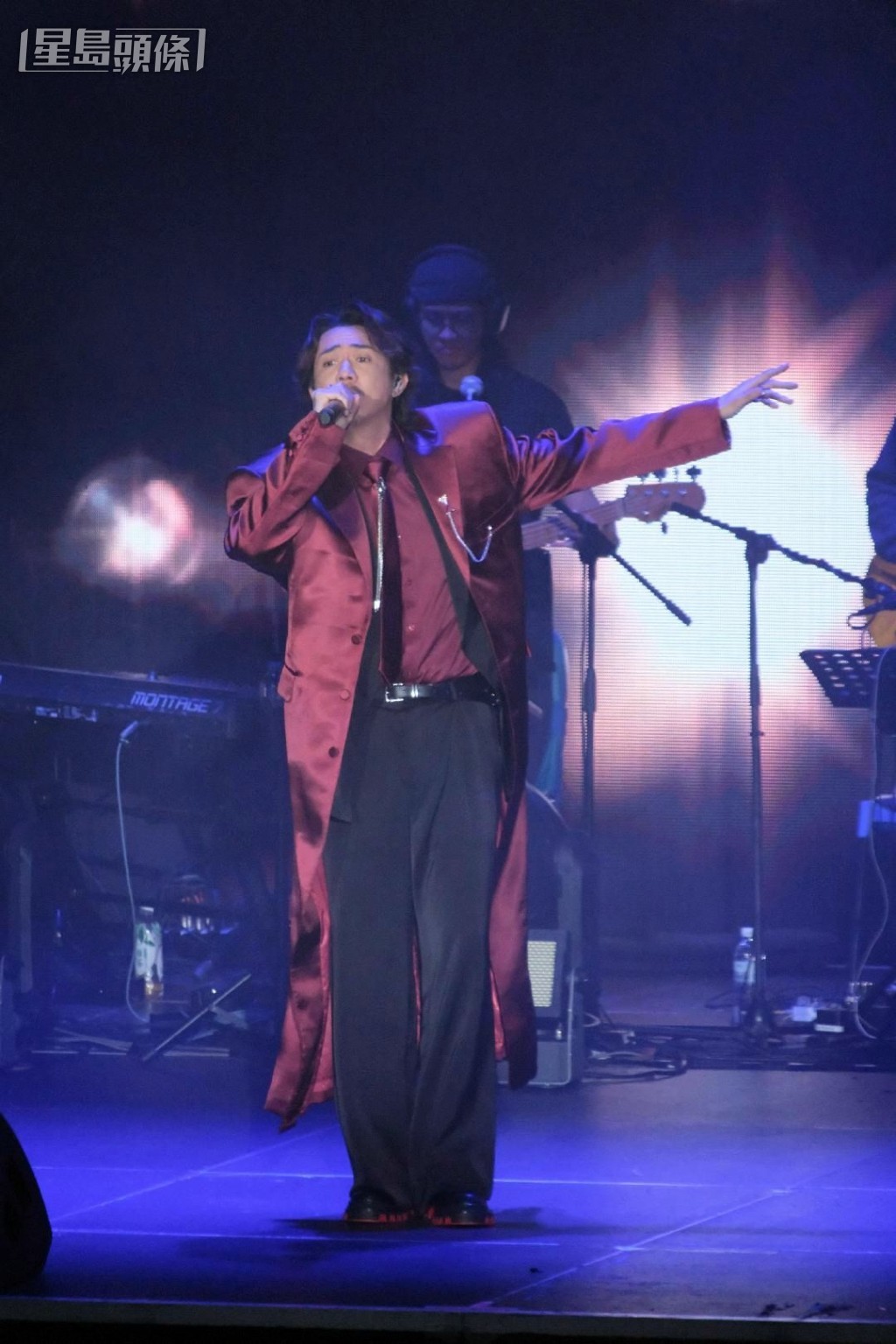 演唱《K型》時，鏡頭突然轉向觀眾席上的太太謝安琪。