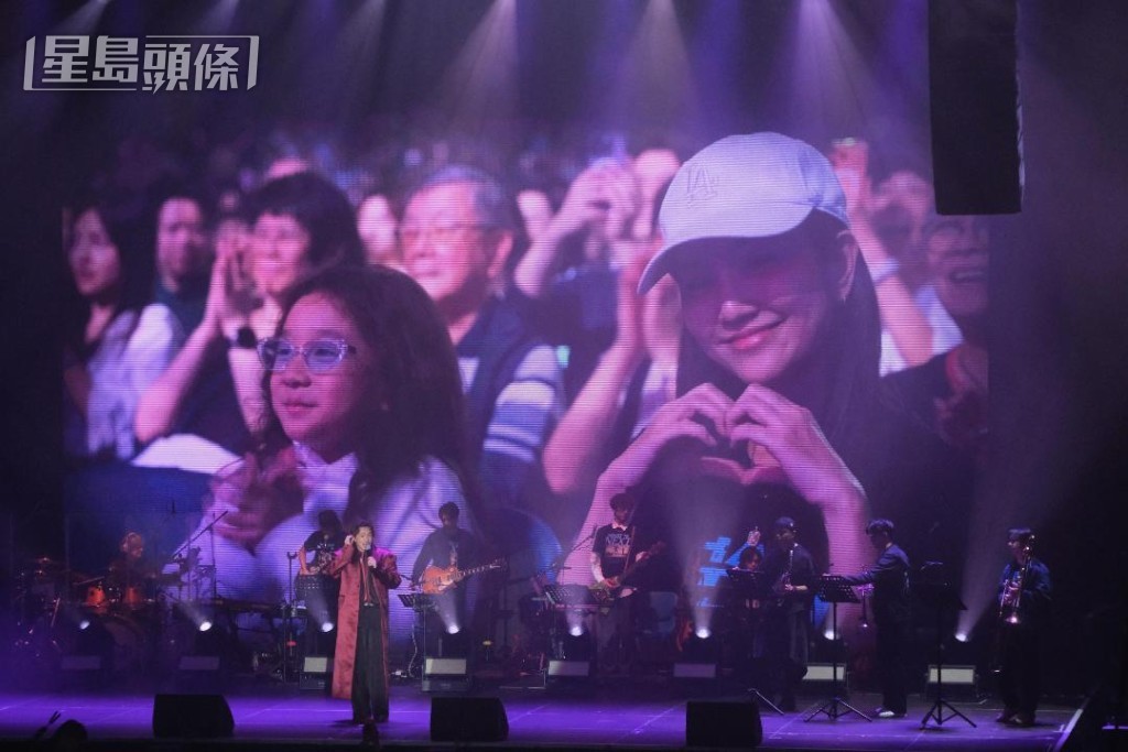 謝安琪望著老公，甜蜜微笑並送上心心手勢。