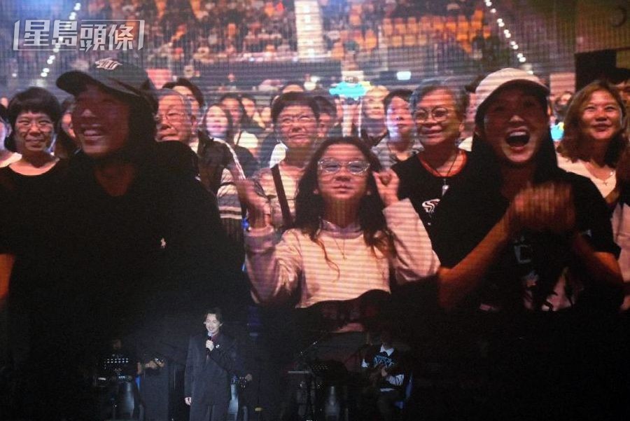 19歲的大兒子張瞻突然出現在觀眾席。