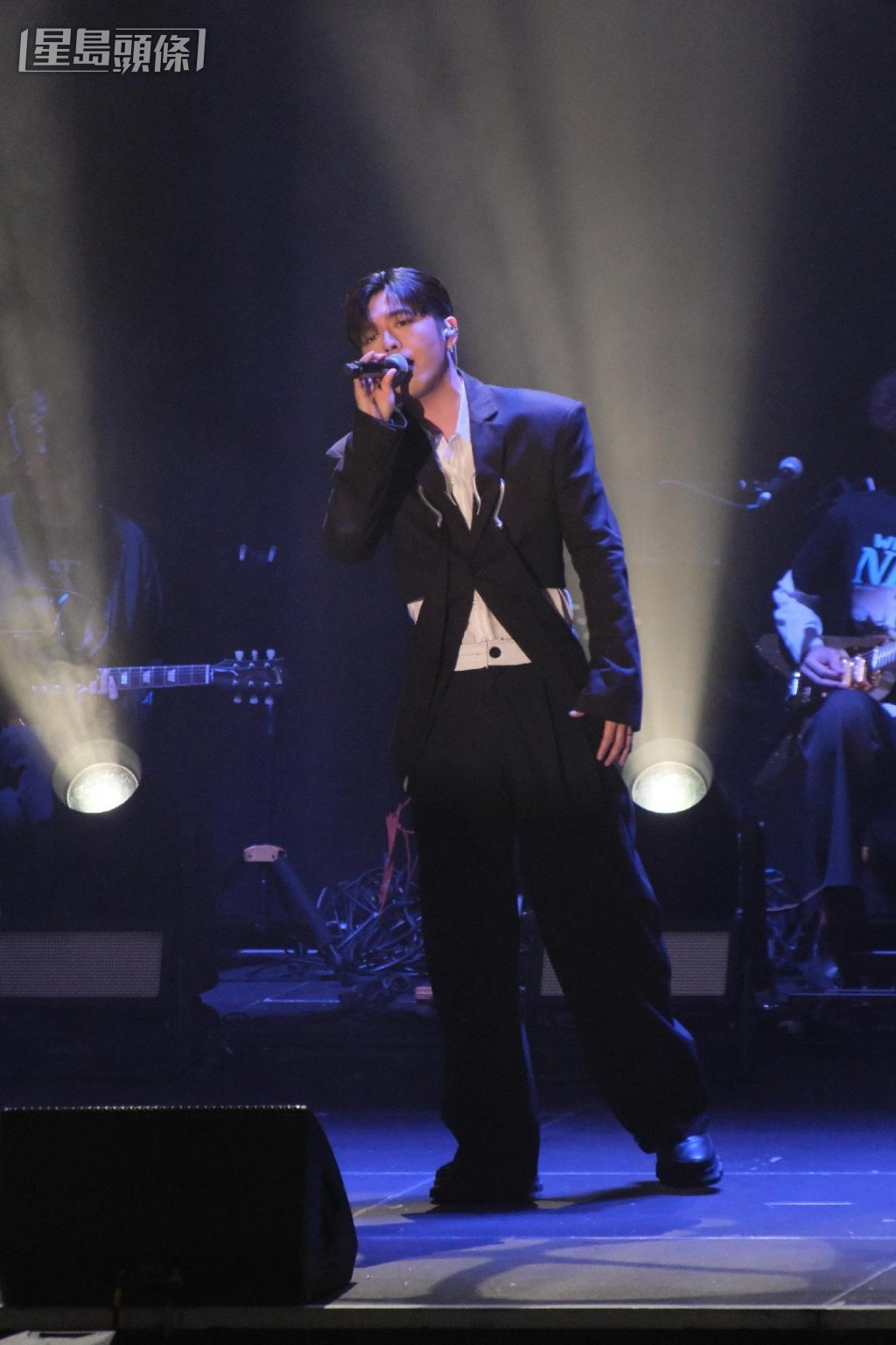 全場觀眾報以歡呼聲！