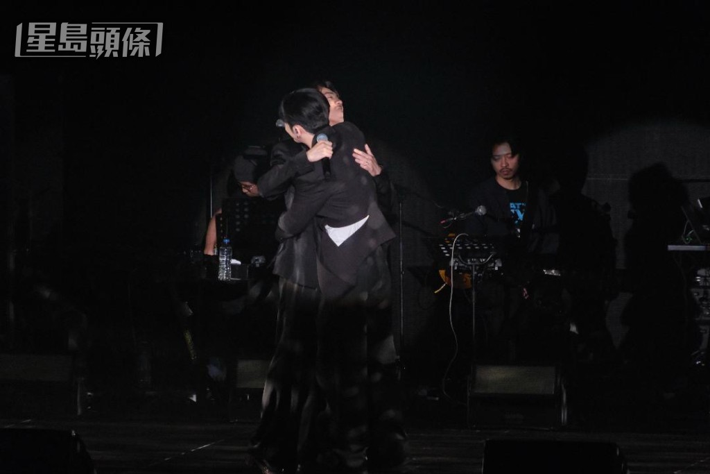 張繼聰與呂爵安在台上互相扶持。