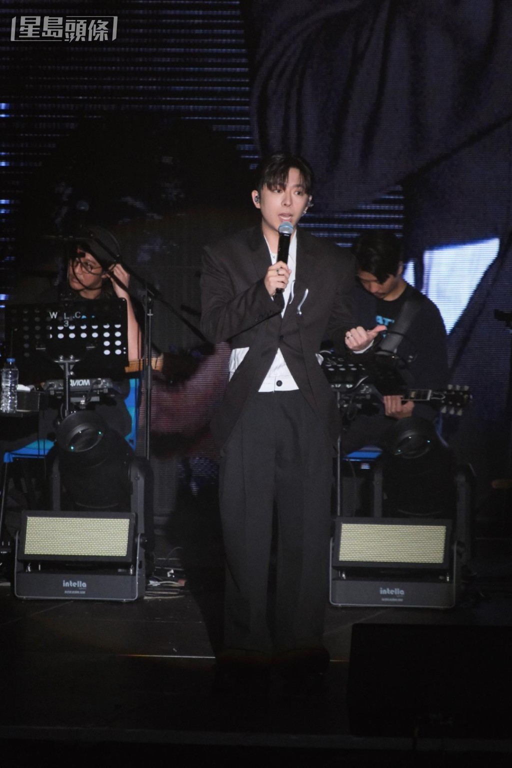 Edan在台上分享與張繼聰相識的經過。