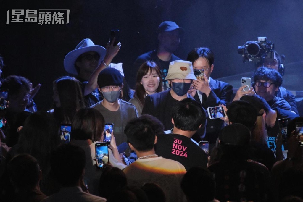 姜濤在現場被觀眾包圍。