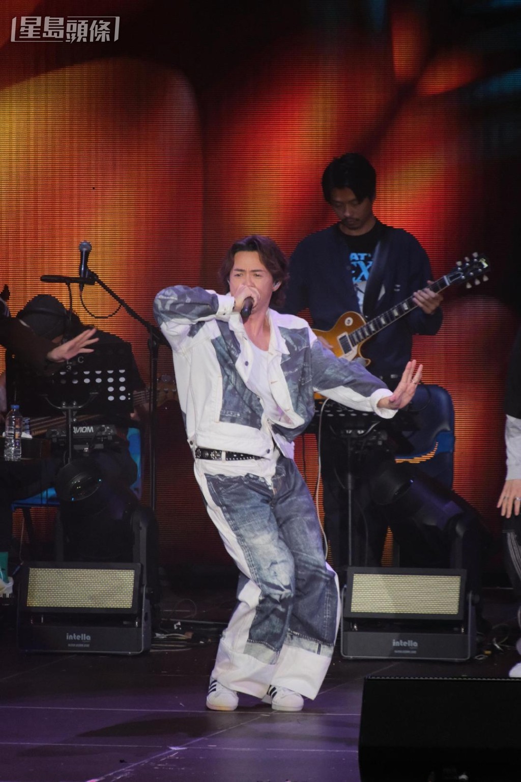 張繼聰特別編排了一段長達11分鐘的歌舞。