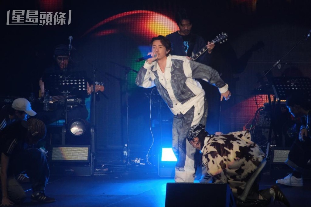 將《Scream》、《雙彩虹》等歌曲串連成舞曲Medley。