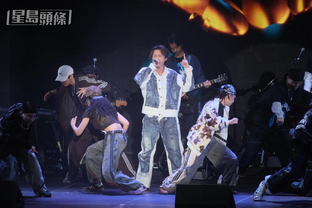 在台上又唱又跳，展現舞台爆發力。