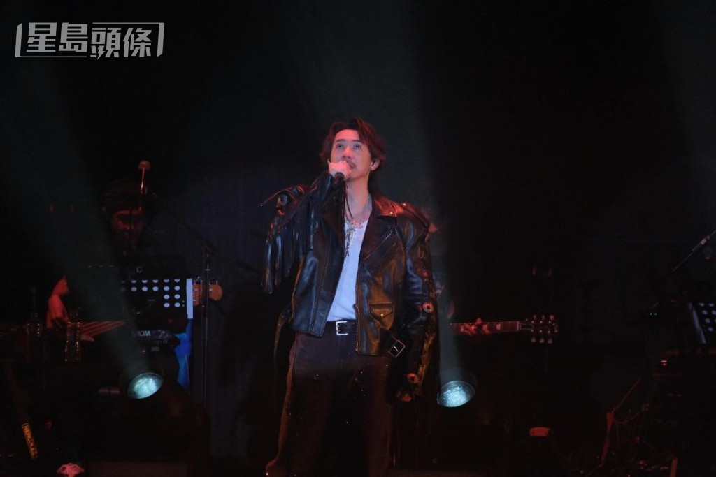 張繼聰笑言望住老婆時會「吹沙入眼」。