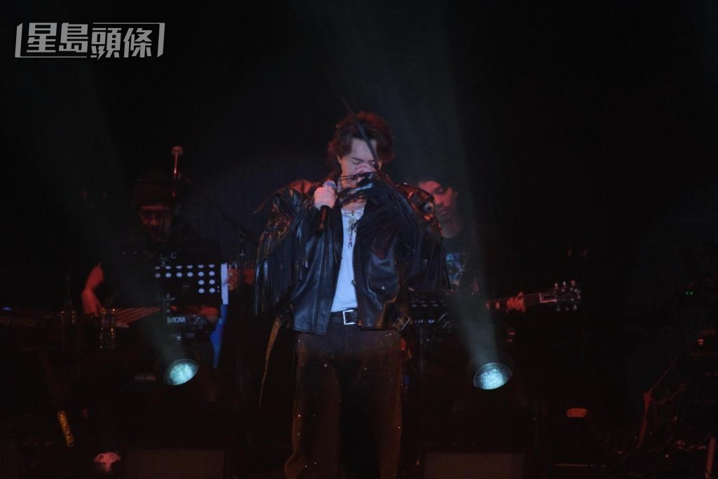 在台上流下了男兒淚。