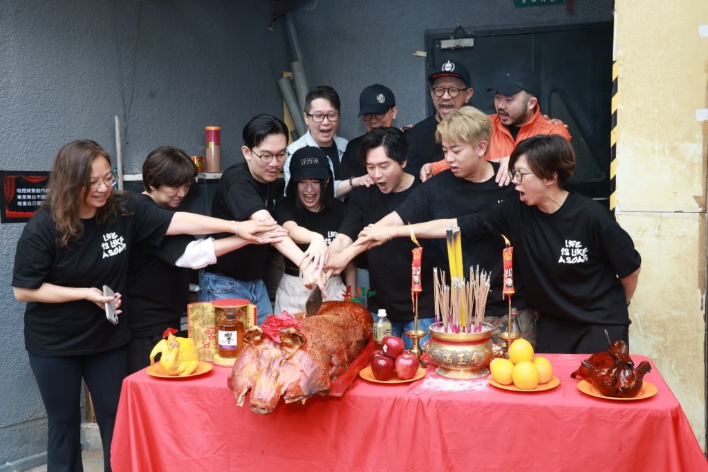 演員們進行拜神儀式,祈求演出順利。