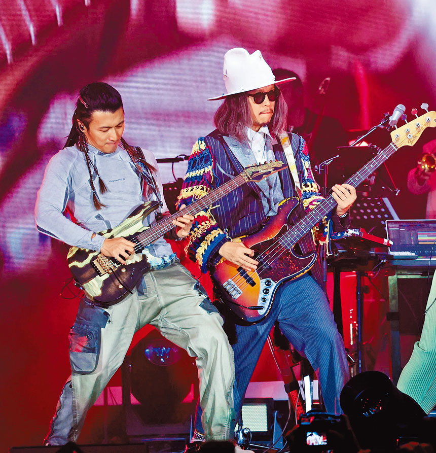 ■王雙駿（右）突辭任「25+英皇群星演唱會」的音樂總監，但仍然擔任謝霆鋒環節的樂隊總指揮。