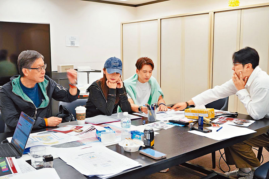 ■劉偉強近日馬不停蹄與團隊開會，包括阿Sa（左二）及關智斌（右二）等。