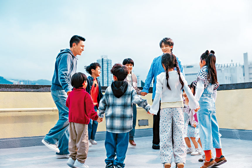 ■兩人今次攜同一班可愛小朋友，重現當年《沒有翅膀的天使》MV場景。