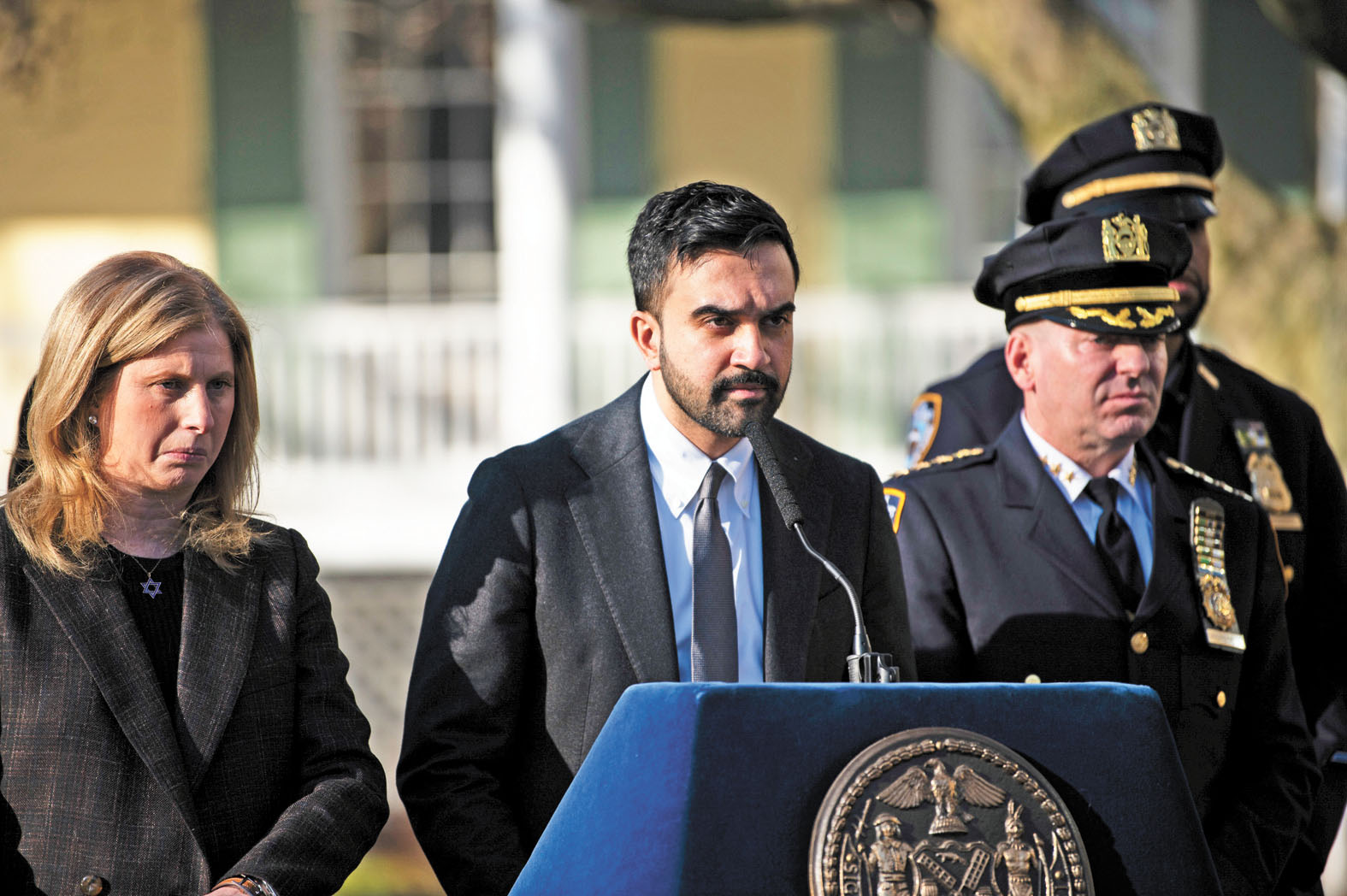 馬姆達尼（中）強調蒂施（左）需要向他報告。 Graham Dickie/紐約時報