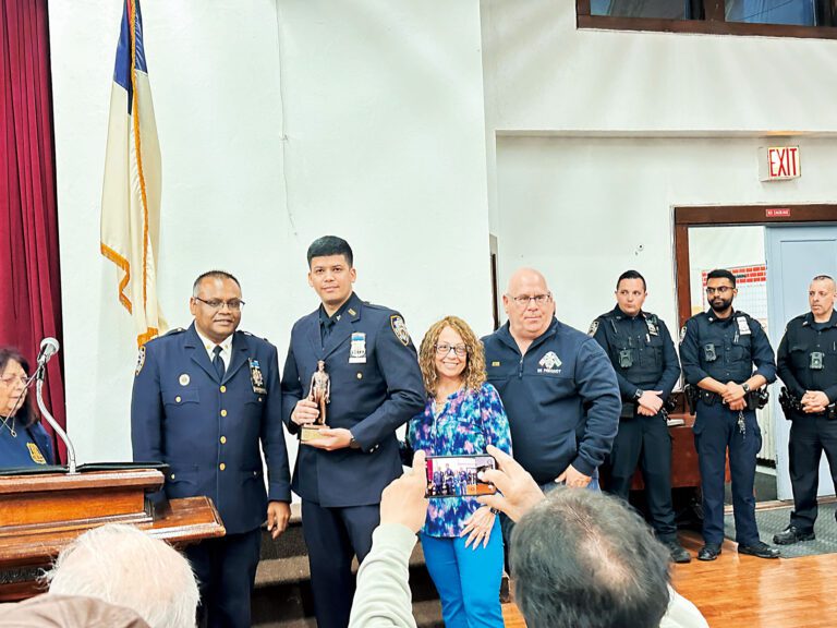 109分局新任局長邱杜里（Karam Chowdhury）和警員。