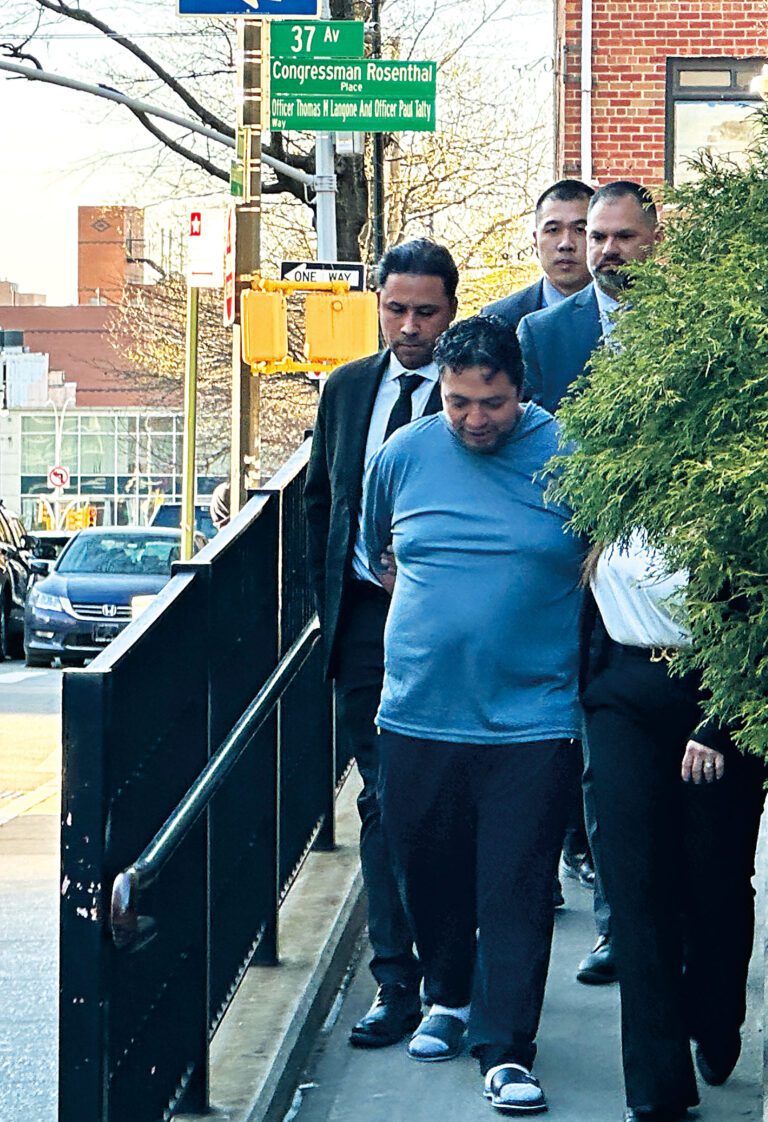 嫌疑人被押解出109分局。