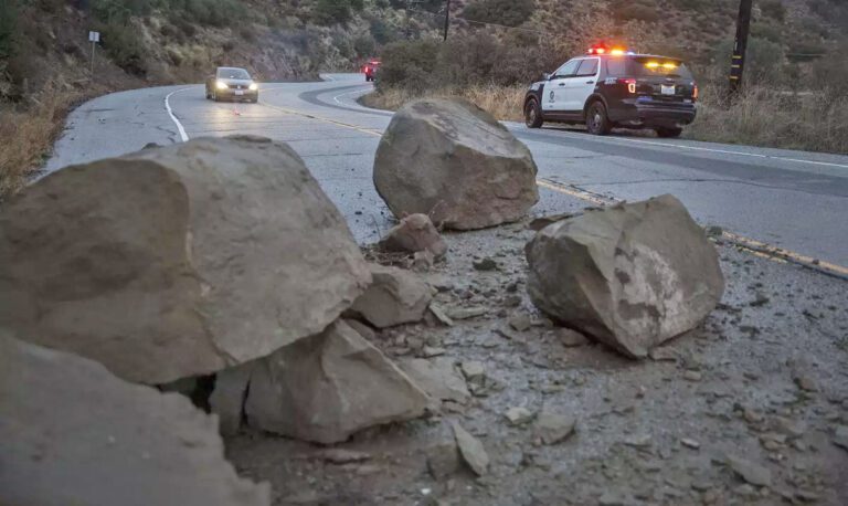 一場暴雨過後，山體滑坡的巨石堵塞托潘加峽谷道路。洛杉磯時報