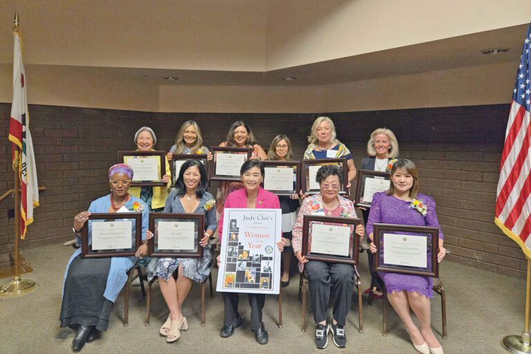 趙美心向聖蓋博谷10位女性頒發「年度傑出女性獎」。前排左起：Gayle Nicholls-Ali、陳愉、趙美心、郭春美、游蕙綾。受訪人提供