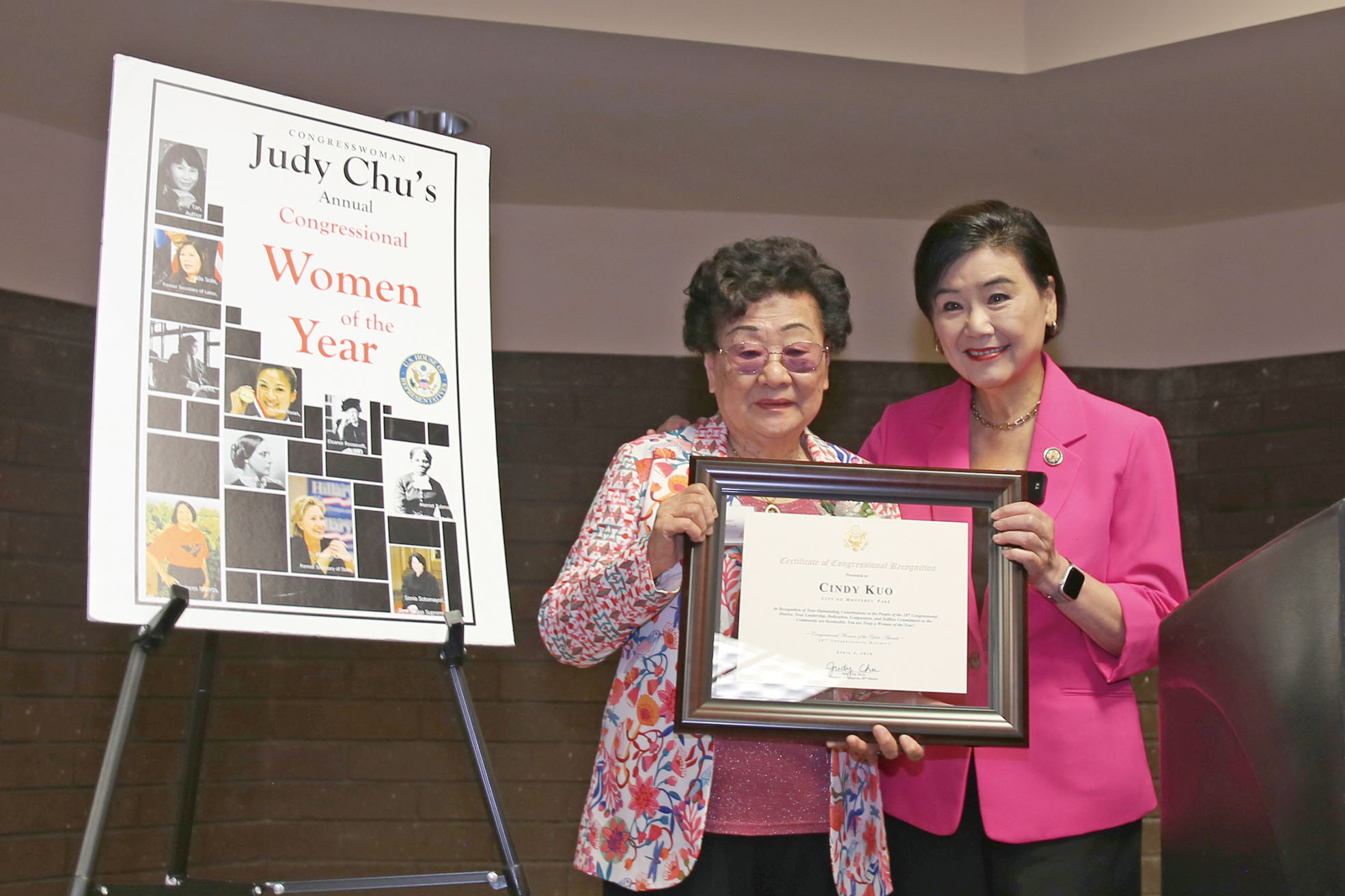 趙美心向郭春美（左）頒發表揚狀。 受訪人提供