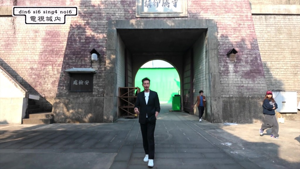 陳豪在節目中帶領觀眾參觀電視城的古裝街。