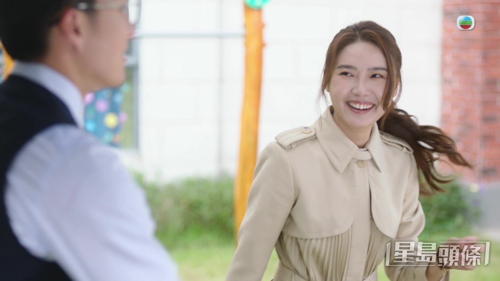 戴祖儀露出少女心甜笑與腰果眼，獲網民大讚充滿初戀感。