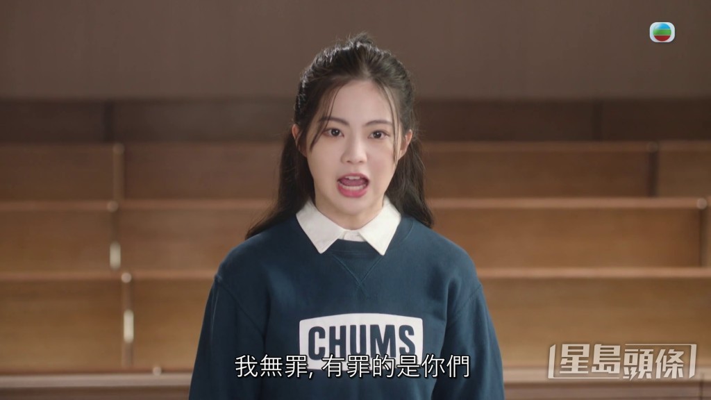 她以鬈髮造型飾演15歲少年犯，依然零違和感。