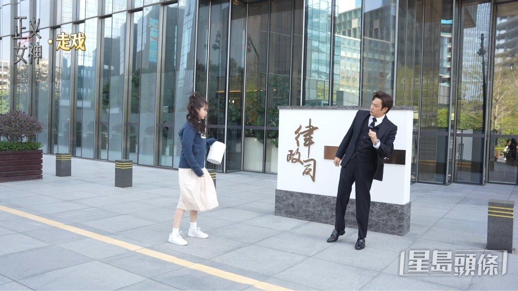 區明妙向譚耀文淋紅油洩憤的場面相當吸睛。