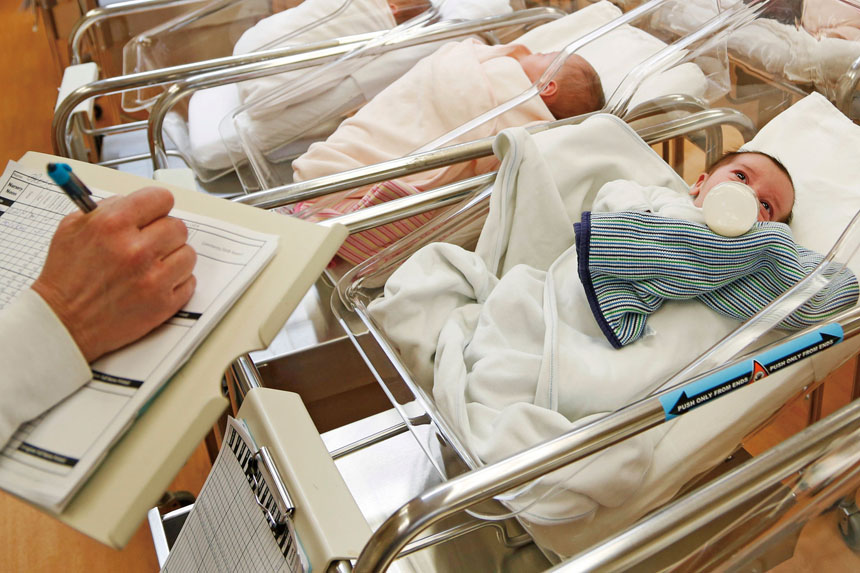 美國出生率持續下滑，2025年再創新低。美聯社資料圖片