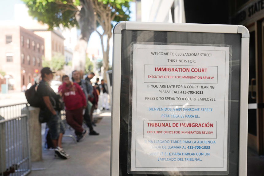 特朗普重返白宮後，政府解僱大批移民法官。圖為人們在三藩市移民法庭外排隊。美聯社資料圖片