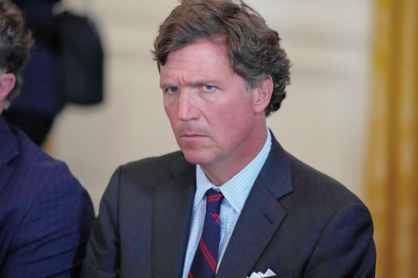 保守派媒體人卡爾森遭特朗普批評。美聯社資料圖片