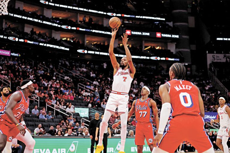 杜蘭特在夾擊中跳投得分，幫助火箭擊敗76人。路透社