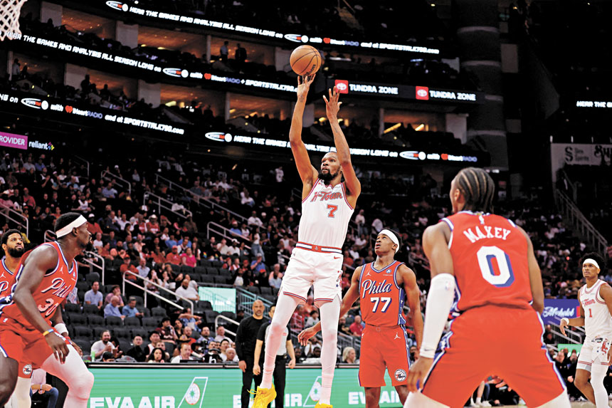 杜蘭特在夾擊中跳投得分，幫助火箭擊敗76人。路透社