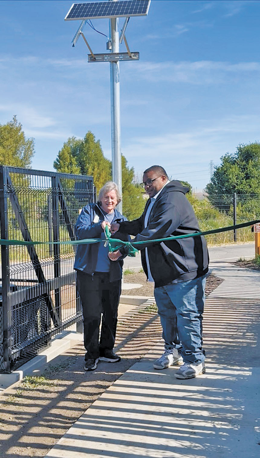 Midpen第五區董事會成員Karen Holman（左）與東波市市長林肯（Webster Lincoln）共同剪綵。Midpen提供