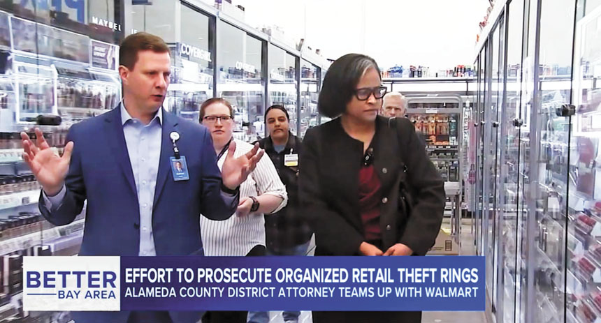 迪克遜視察沃爾瑪，了解店方如何防止有組織零售盜竊的措施。ABC7電視畫面