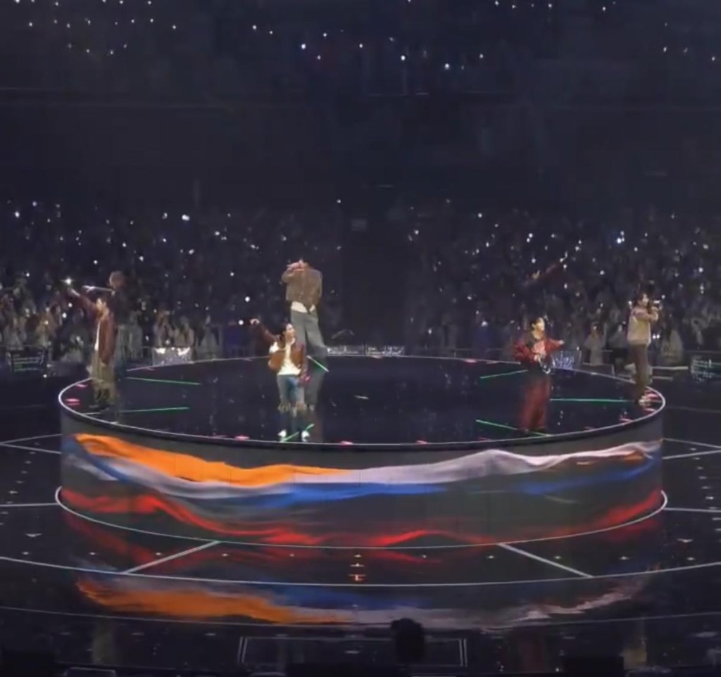 演唱會特別設有360度旋轉舞台。