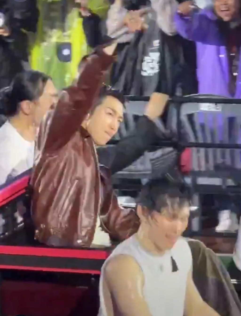 隊長RM因腳傷，乘坐特製車輛繞場與粉絲互動。