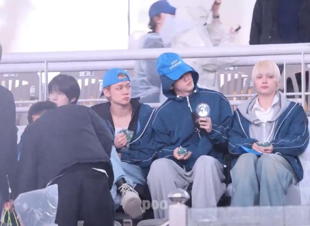 師弟團TXT亦現身支持BTS的演出。