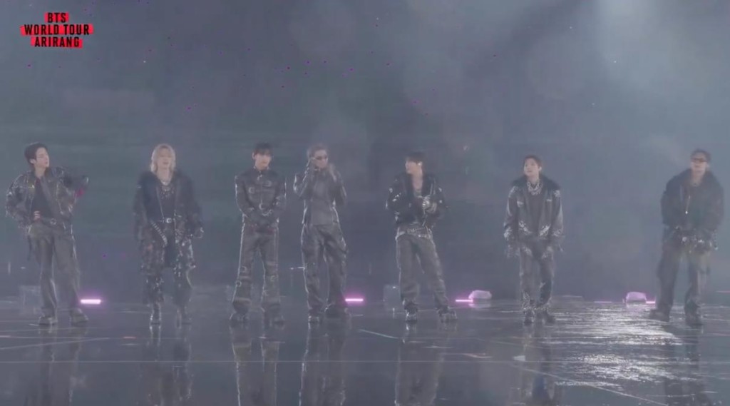 BTS一出場，全場ARMY的尖叫聲瞬間沸騰。