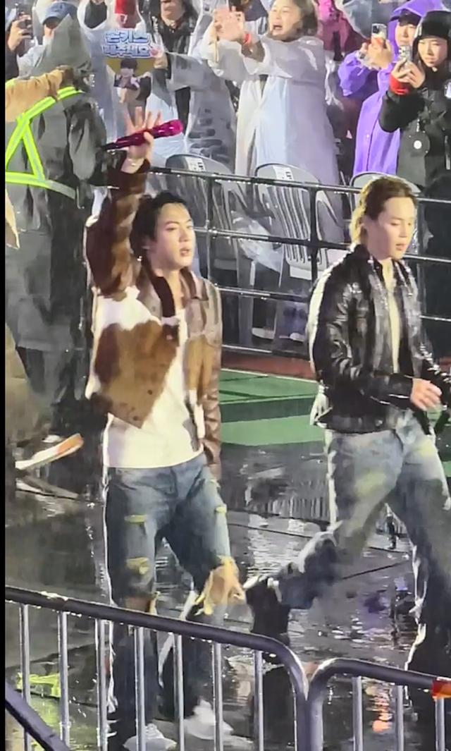 成員Jin和Jimin走下舞台繞場一周。