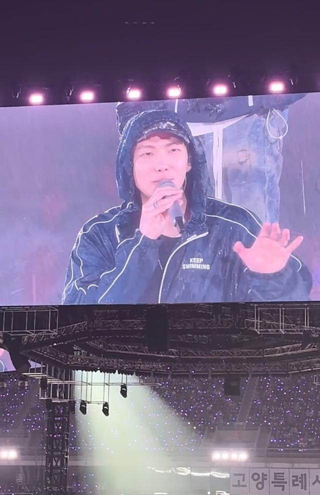 RM在演唱會上預告，身上所穿的紀念風褸即將公開發售。