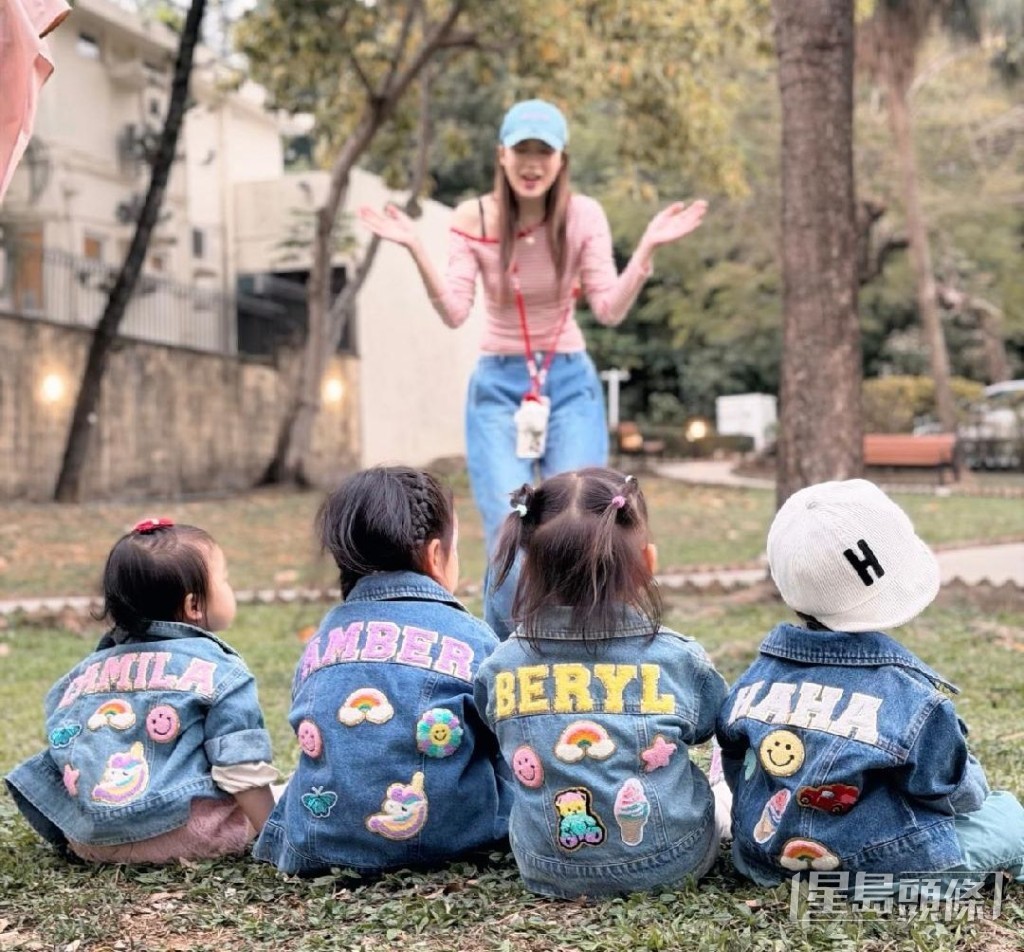 充滿母愛的黃翠如正在哄小朋友玩耍。