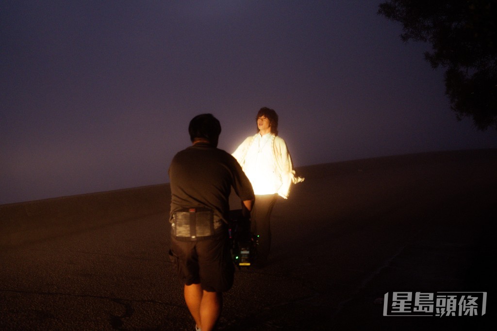 在飛鵝山拍攝MV時，因霧氣太大，畫面竟變得像喪屍片。